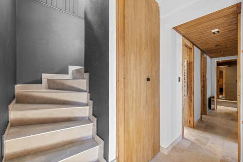 a staircase in a house with a wooden ceiling at Kool Kabin - 8 pers - vue, charme et confort in Plan Fey