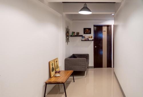 una sala de estar con una mesa y una silla en Nature Home Hostel & Cafe, en Chiang Mai