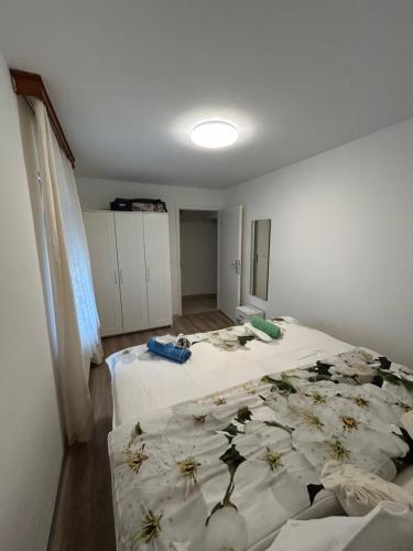 a bedroom with two beds with flowers on them at Urban Stay Kremsmünster Premium Apartment in Kremsmünster
