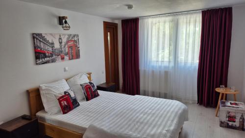 Ένα ή περισσότερα κρεβάτια σε δωμάτιο στο Casa Dobrin