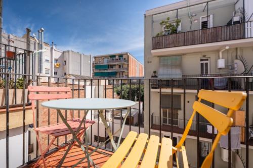 Un balcón con una mesa y sillas en un edificio. en Sweett - Gallery Poble Sec, en Barcelona