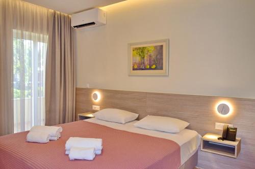 Giường trong phòng chung tại Melina Beach