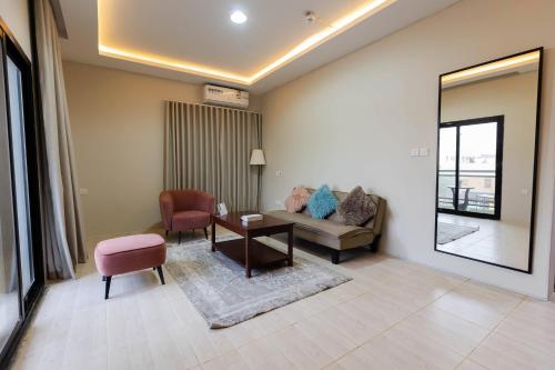 a living room with a couch and a table at فندق السليمانيه والرمال الزرقاء in Riyadh