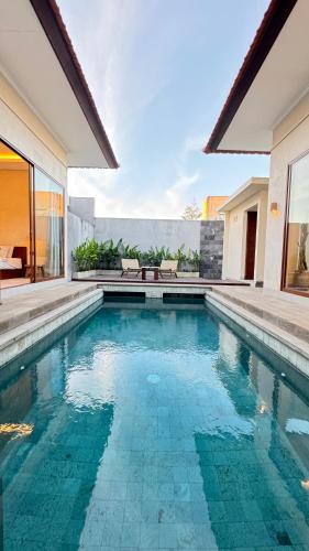 Bazén v ubytování The R Villa Talang - Brand New Near Beach & Stunning Sunsets nebo v jeho okolí