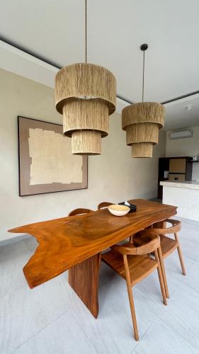 Fotografie z fotogalerie ubytování The R Villa Talang - Brand New Near Beach & Stunning Sunsets v destinaci Tanah Lot