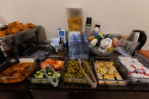 a counter topped with trays of food on a table at فندق السليمانيه والرمال الزرقاء in Riyadh