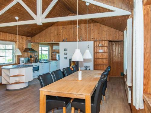 Dapur atau dapur kecil di 12 person holiday home in Harboøre-By Traum