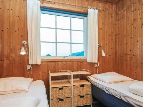 Katil atau katil-katil dalam bilik di 12 person holiday home in Harboøre-By Traum