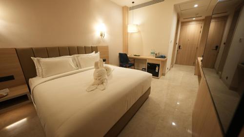 Ein Bett oder Betten in einem Zimmer der Unterkunft Pride Elite Raipur