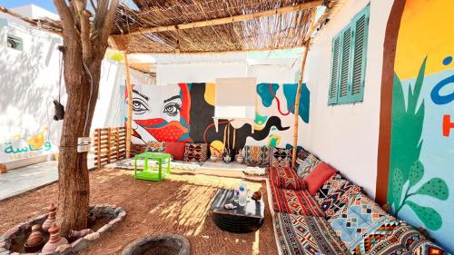 ein Zimmer mit einem Wandbild an der Seite eines Gebäudes in der Unterkunft Wanasa House in Saint. Catherine