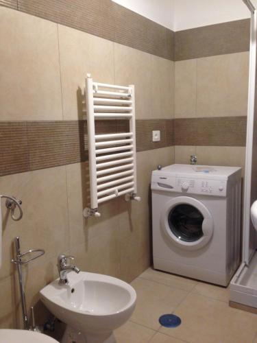 a bathroom with a washing machine and a sink at Villa Malandrino Guest House in Agropoli