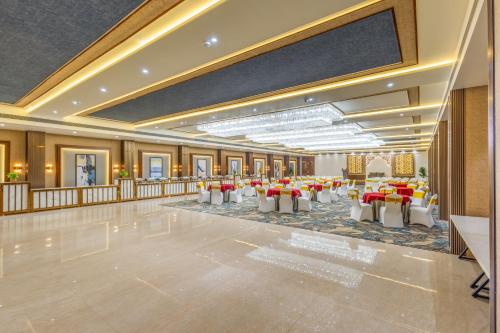 a large banquet hall with tables and chairs at Enrise by Sayaji, Vidisha in Vidisha