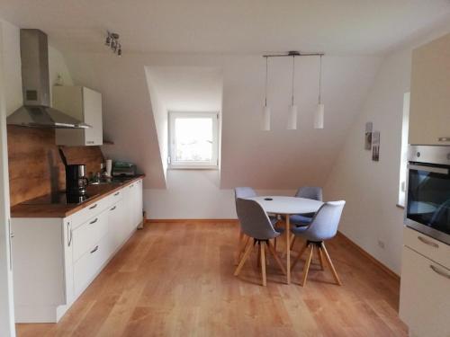 Kuchyň nebo kuchyňský kout v ubytování Ferienwohnung und Sommerhaus unter der Burg