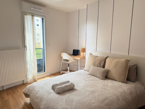 - une chambre avec un lit blanc, un bureau et une fenêtre dans l'établissement Laplace - 5 min from Paris and Parking, à Arcueil