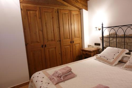 a bedroom with a bed with two towels on it at Cal Fuse in Fonollosa