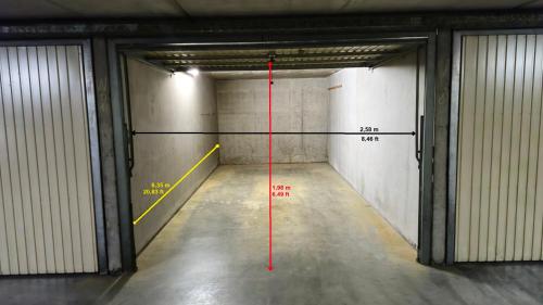 an empty parking garage with a red line on the wall at Huis Hersinde in Blankenberge