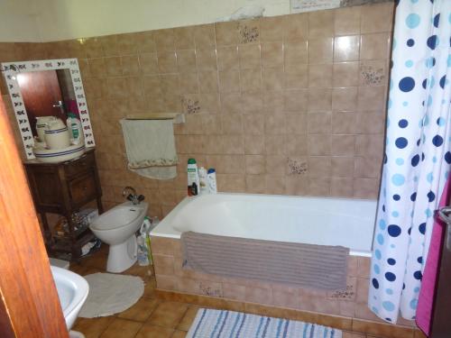 a bathroom with a tub and a toilet and a sink at Maison Goexenia Etcharry 2 chambres in Etcharry