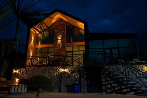 una casa di notte con le luci accese di Harmony Escape a İsmayıllı