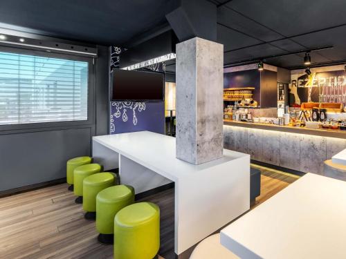 Ο χώρος του lounge ή του μπαρ στο B&B HOTEL Ingolstadt-Lenting