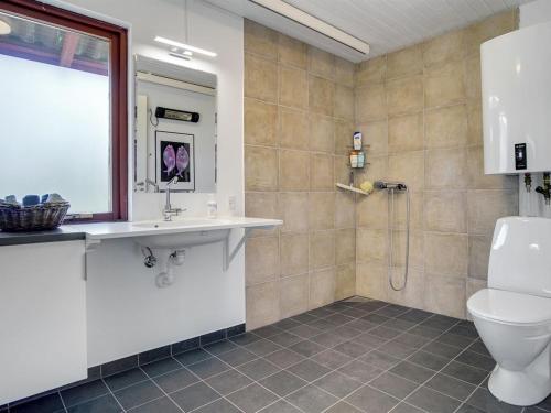 Bilik mandi di Holiday Home Merita - 1-1km from the sea by Interhome