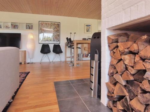 TV a/nebo společenská místnost v ubytování Holiday Home Spase - 250m to the fjord by Interhome
