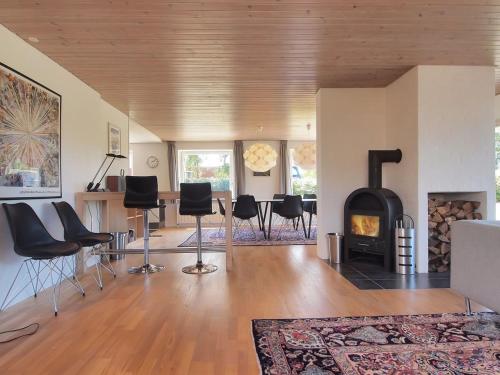 Posezení v ubytování Holiday Home Spase - 250m to the fjord by Interhome