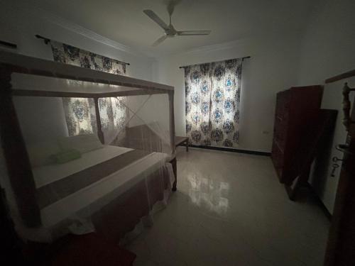 un dormitorio con una cama y una ventana en Nashipai house, en Nungwi