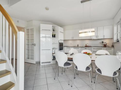 Кухня или мини-кухня в Apartment Nikica - 350m from the sea by Interhome
