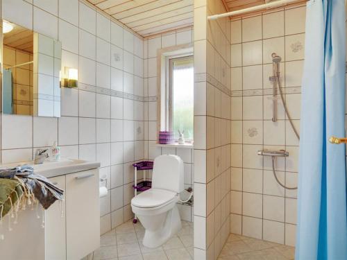 Un baño de Holiday Home Rəzvan - 120m from the sea by Interhome