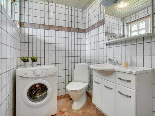 Ένα μπάνιο στο Holiday Home Radojka - 75m from the sea by Interhome