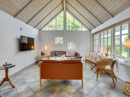 Μια τηλεόραση ή/και κέντρο ψυχαγωγίας στο Holiday Home Radojka - 75m from the sea by Interhome