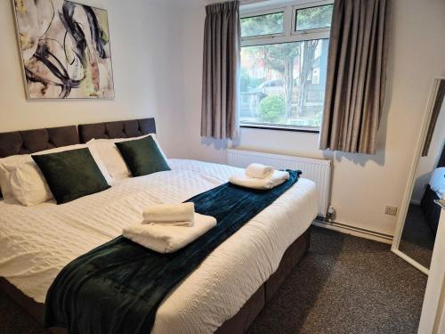 Katil atau katil-katil dalam bilik di Modern 4 bed House with Free Parking