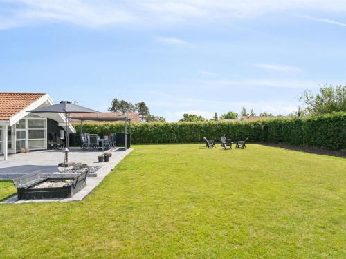 Κήπος έξω από το Holiday Home Dyrken - 200m from the sea by Interhome
