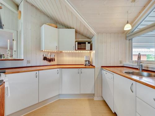 Η κουζίνα ή μικρή κουζίνα στο Holiday Home Dyrken - 200m from the sea by Interhome