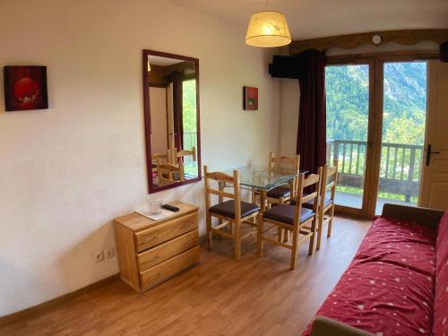 a living room with a table and chairs and a mirror at Orelle 3 Vallées - 2 pièces 3 personnes in Orelle