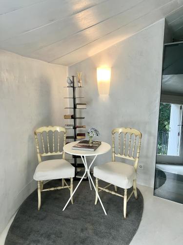 a dining room with two chairs and a table at Enoturismo Novavila Rias Baixas Wine Design in Meis