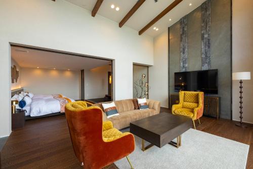 a living room with a couch and a bed at 富士青藍 in Numazu