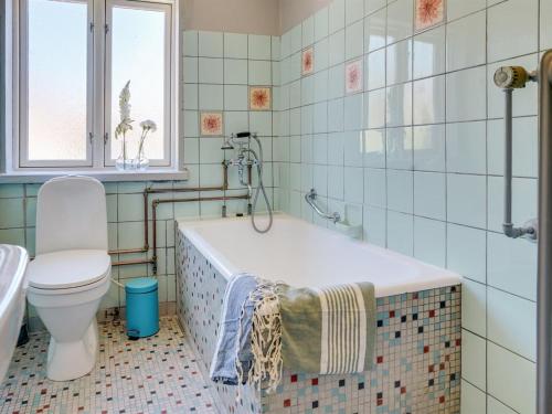 Ένα μπάνιο στο Holiday Home Laust - 250m from the sea by Interhome