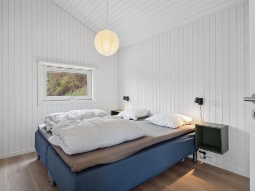 Ένα ή περισσότερα κρεβάτια σε δωμάτιο στο Holiday Home Arnwith - 20m from the sea by Interhome