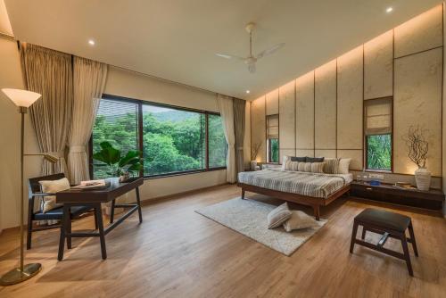 Una cama o camas en una habitación de SaffronStays Estella, Alibaug