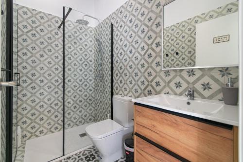 a bathroom with a toilet and a sink at INT Studio totalmente equipado, 15' de BCN centro 8' playa in Sant Adria de Besos