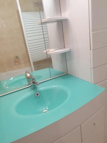 Ένα μπάνιο στο La Fontaine Amie