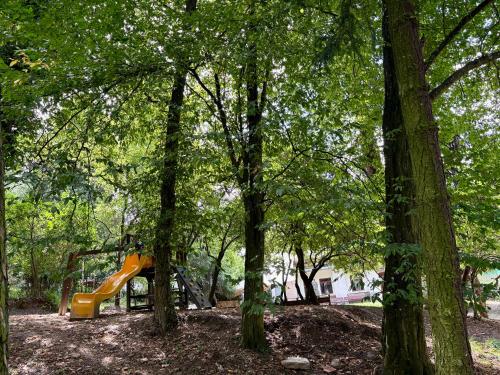 Ο χώρος παιχνιδιού για παιδιά στο Little park house with car charger