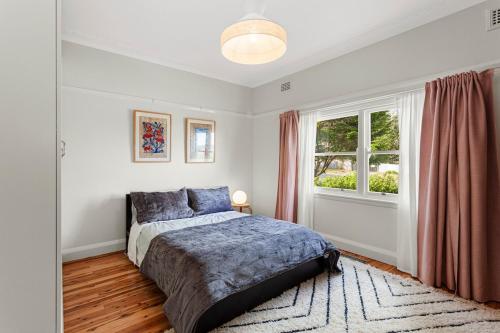 a bedroom with a bed and a window at Cooinda Mountain Retreat in Blackheath