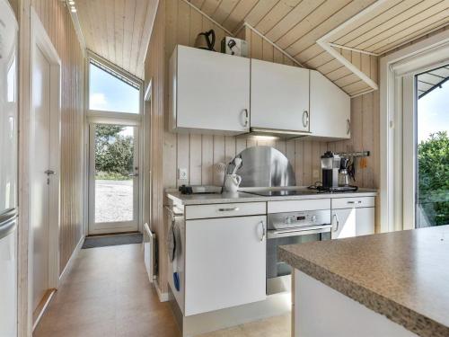 Dapur atau dapur kecil di Holiday Home Rathi - 250m from the sea by Interhome