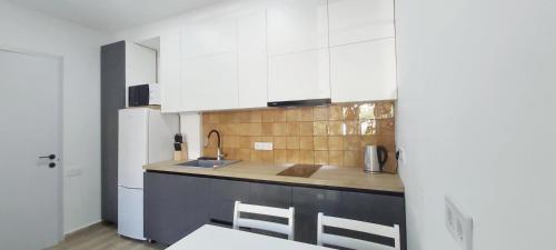 Una cocina o zona de cocina en Apartments Black Pearl of Ureki