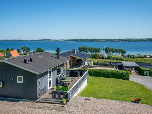 une vue aérienne d'une maison avec vue sur l'eau dans l'établissement Holiday Home Jenvold - 300m to the inlet by Interhome, à Åbenrå