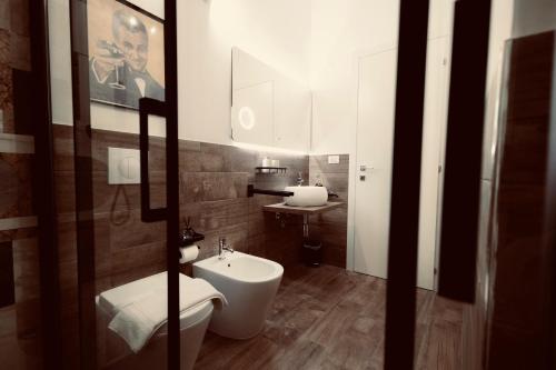 un bagno con un water e un lavandino di Elene Suites Boutique a Palermo