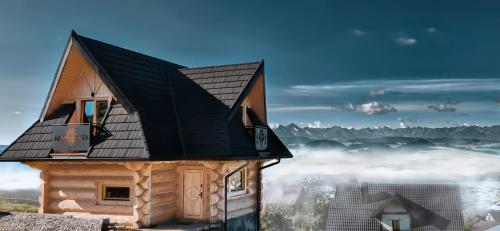 een klein huisje op de top van een berg met uitzicht bij Wygodno in Szlembark