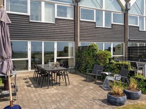 Un restaurante o sitio para comer en Apartment Lucjan - 50m from the sea by Interhome